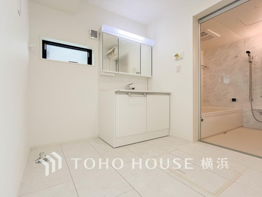 十分な大きさの洗面台は、身だしなみチェックや歯磨きなど、朝の慌ただしい時間でも余裕とゆとりを感じて頂けます。