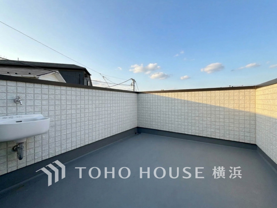 空が広がる屋上テラス、プライベート性の高い空間を楽しむと同時に朝焼けや星空を見ることで癒しを得ることが出来ます。