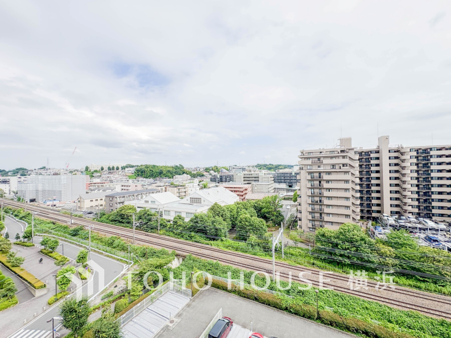 8階からは開放的な眺望が広がります。落ち着いた住環境が魅力のロケーションです。