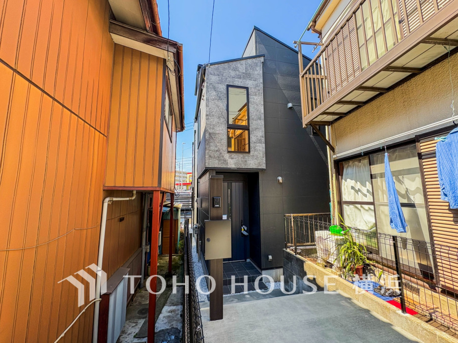 その邸が魅せる、気品・上質・重厚感・極細やかさ、そのすべては訪れた者に安らぎと品性を与える特別な空間です。ここに住むからこそ意味がある。すべての（始まり）をここから迎えます