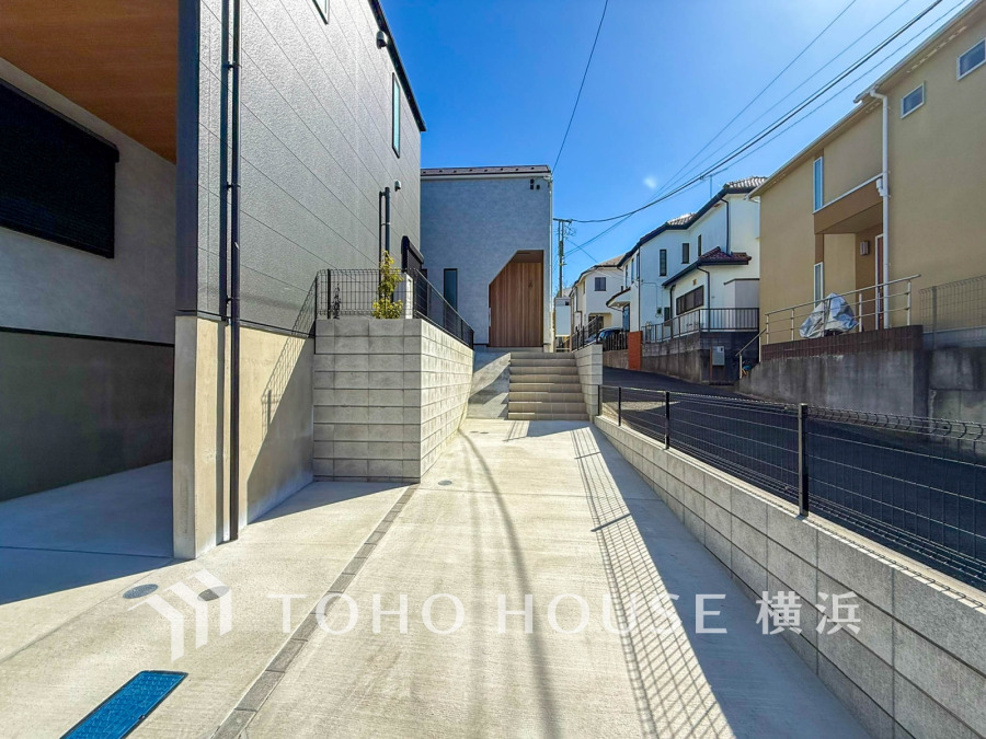 陽当たり良好なスロープ付きの駐車スペースと広々とした階段で、快適な玄関アプローチを実現しています。