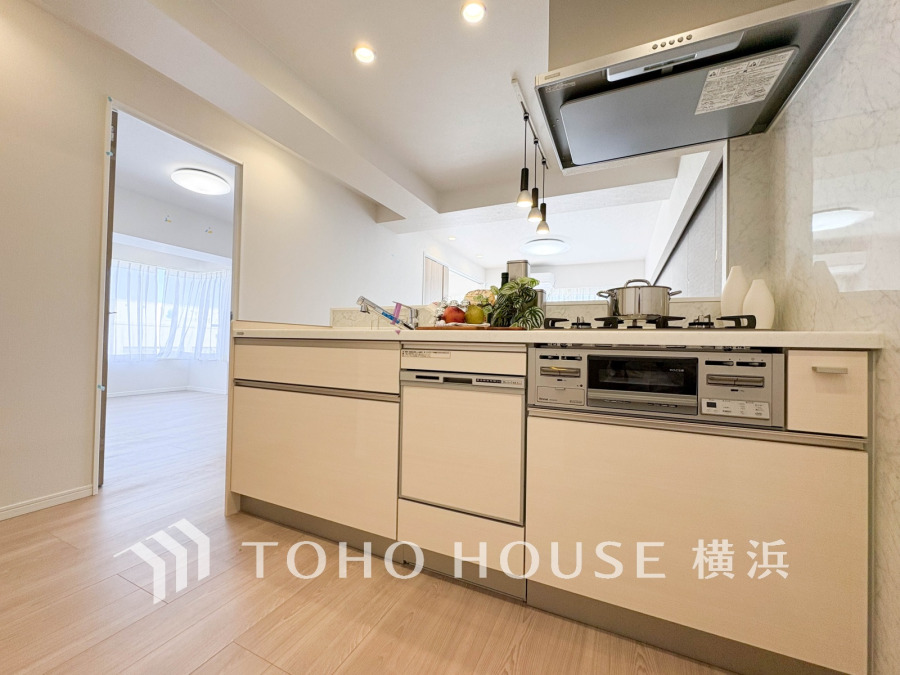 内装の主役でもあり、日常活躍する重要な水回りでもあるからこそ機能性・デザイン性に力を入れております。お手入れのしやすいシステムキッチンを採用しております。
キッチン 
【Kitchen】
使い勝手の良い設備のキッチンで効率よくお料理もできます。食する料理に家族が舌鼓を打ち自然と笑いが絶えない空気感がそこに広がります。自慢の腕をふるってください。
