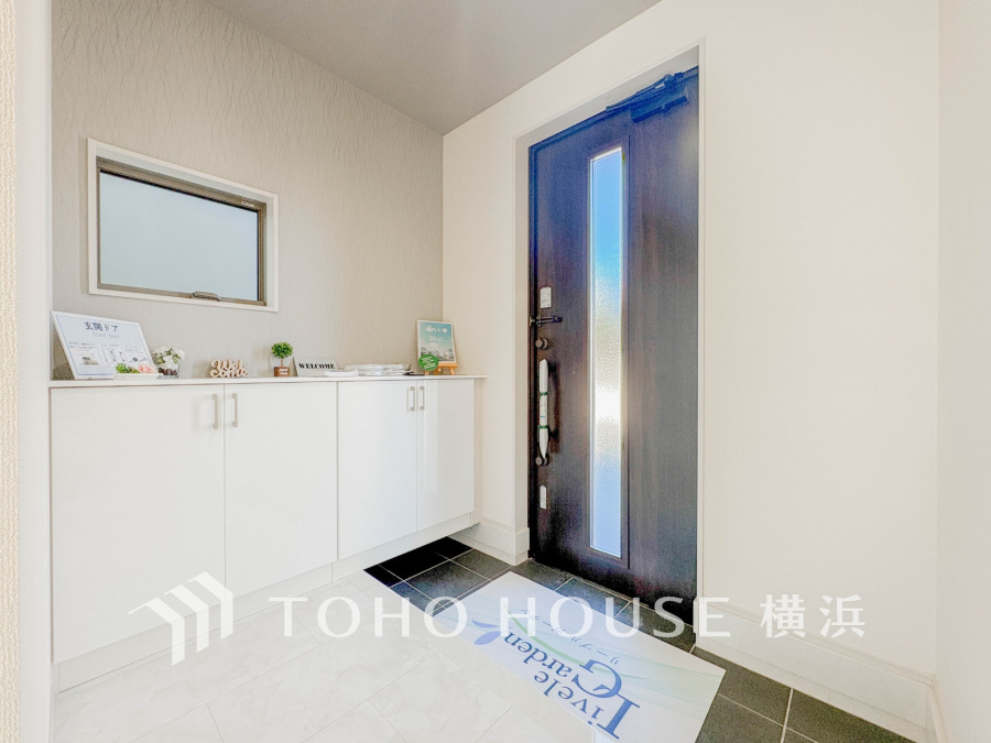 明るく清潔感あふれる玄関は、大容量の収納でスッキリ片付き、快適な住まいの第一歩を演出します。