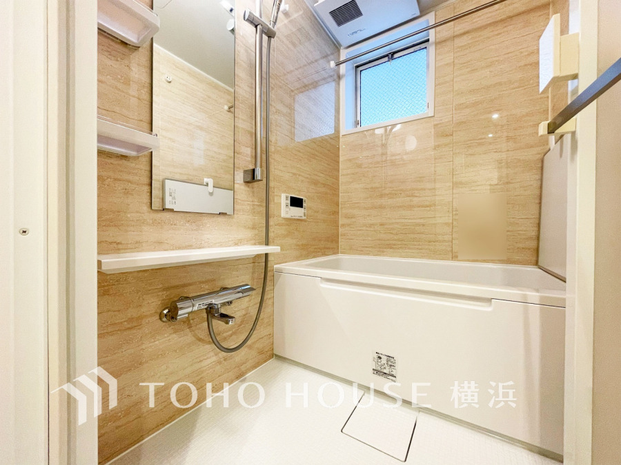 明るい色合いと上質な質感が美しいバスルーム。一日の疲れをさっぱりと洗い流し、寛ぎとリフレッシュのための大切な空間。