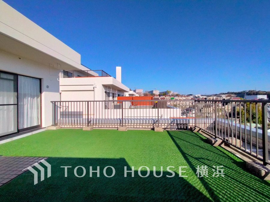 ふりそそぐ陽射しと開放的な空間形成。青空を背景に更なる美しさを醸す佇まい。暖かな陽光と爽やかな風がハーモニーを奏でる上質な空間を愉しむ暮らしがここにある。