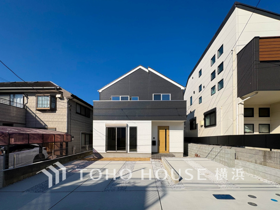 その邸が魅せる、気品・上質・重厚感・極細やかさ、そのすべては訪れた者に安らぎと品性を与える特別な空間です。ここに住むからこそ意味がある。すべての（始まり）をここから迎えます