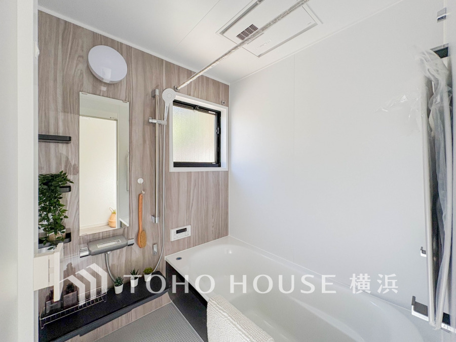 上質が感じられるカラーリングで、清潔な空間美を実現。一日の疲れが癒される優雅なバスタイムを堪能できるゆとりあるバスルームです。