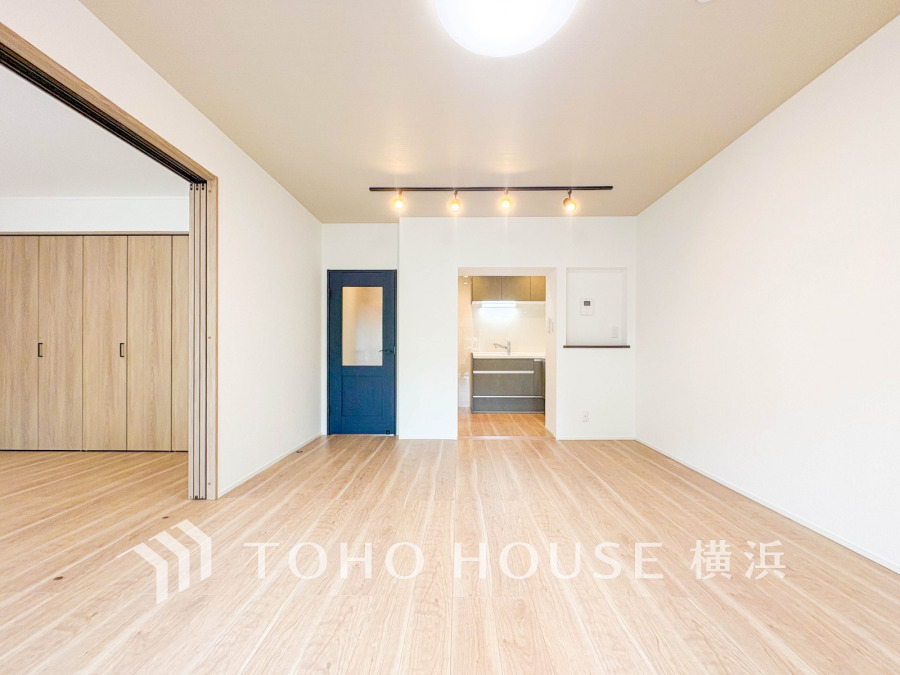 明るく開放的な空間が広がるLDK。室内には豊かな陽光が注ぎ込み、爽やかな住空間を演出。ホームパーティーでもゲストと一緒に料理を楽しみながら楽しい時間を過ごせそう。