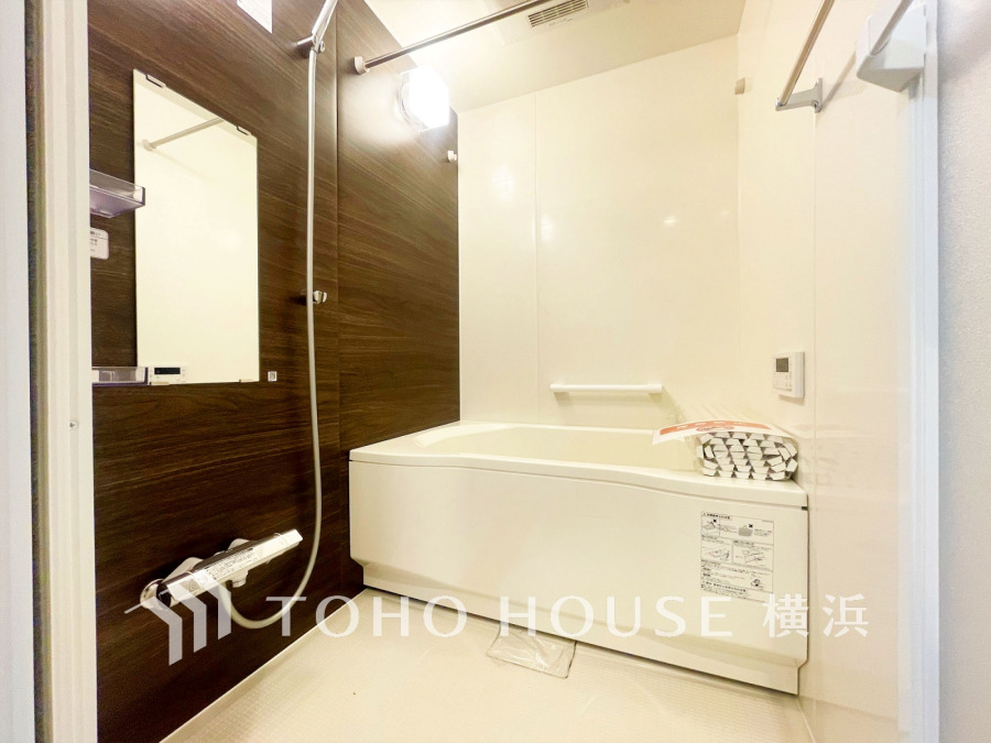 心地よいリラックスを叶える清潔感溢れる美しい空間。快適で機能的なバスルームです。
