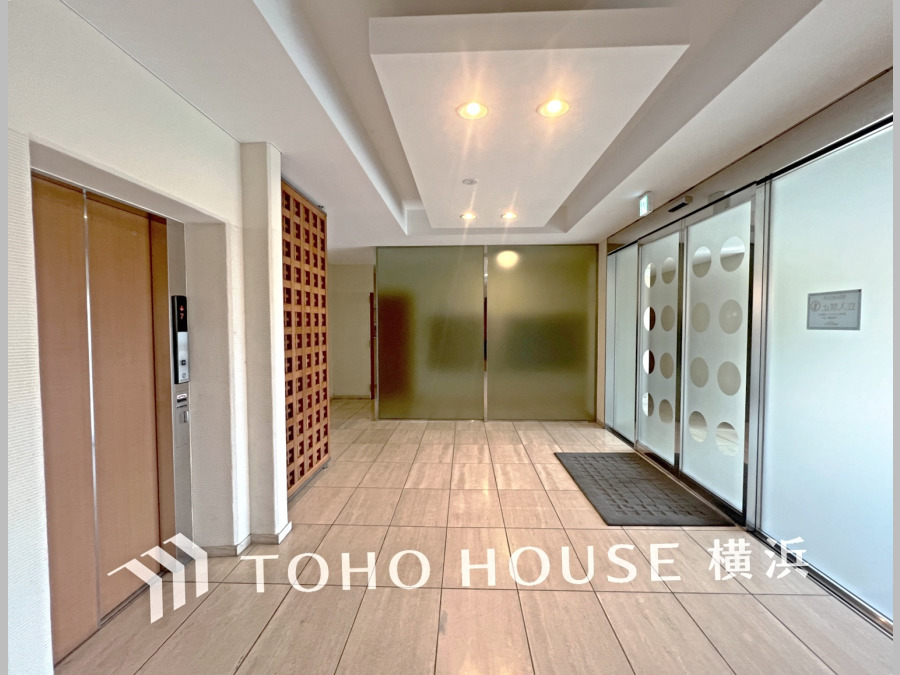 足を踏み入れると静穏な時間が流れるエントランスホール。心やすらぐ憩いのスペース。ゆったりと寛ぎながら、思い思いの時間を過ごせる空間です。