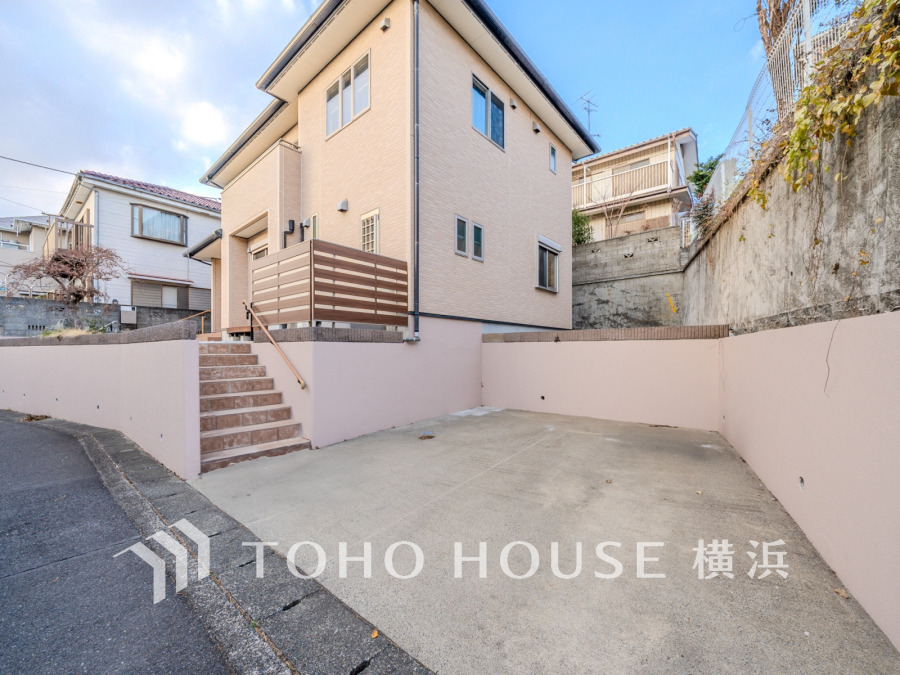 広々としたカースペースには2台駐車可能です（車種によります）。