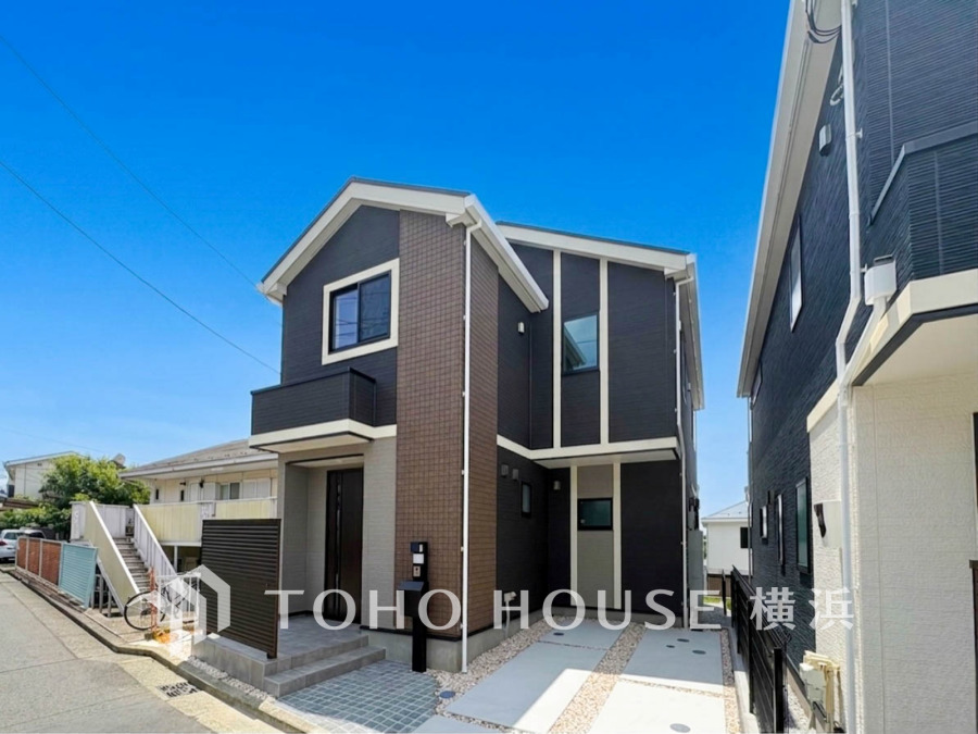 同時に多区画で建築されるお住まいは、新生活をご近所と共にスタートできることが魅力の一つ。また、街全体で調整される窓位置や統一感ある外観。そこに住まうご家族の心地よさをも追求します。