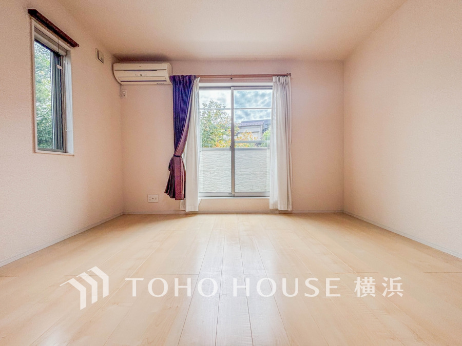 大きな窓からたっぷりと陽光が注がれる明るい空間。家族の成長に対応できる永住仕様の間取り。時を忘れて過ごす場所として過ごせるお部屋。