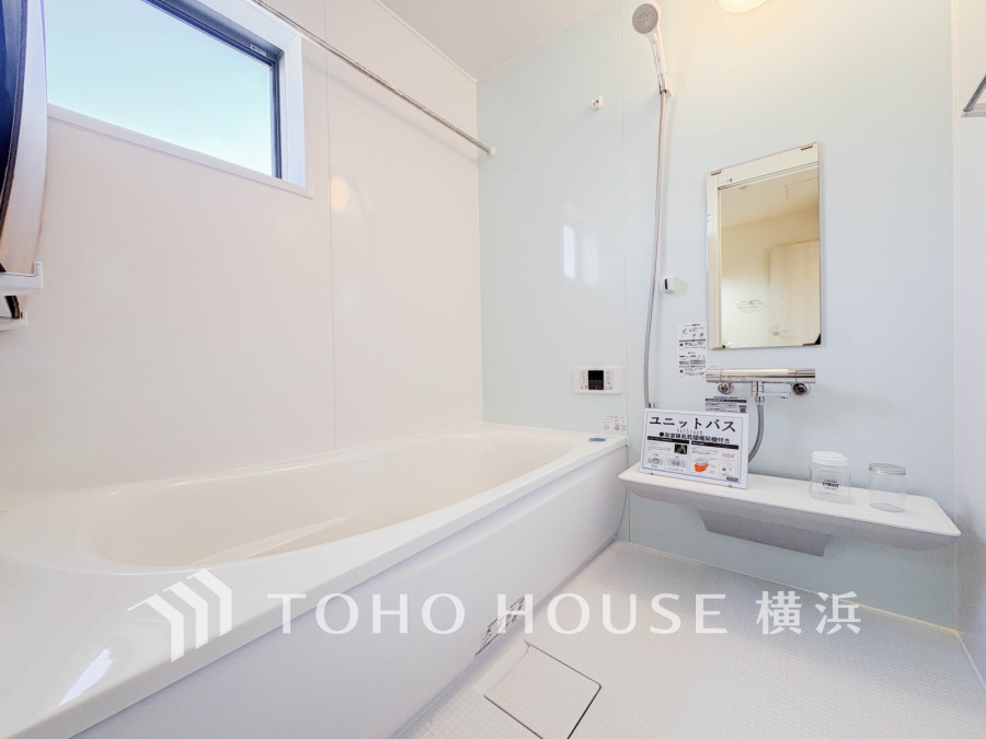 1日の疲れを癒すバスルームは、心地よいリラックスを叶える清潔感溢れる美しい空間です。心からゆったりと寛いでいただけるよう、ゆとりのスペースを確保してます。