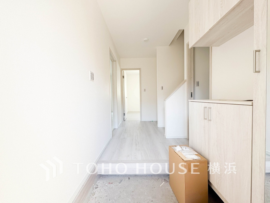 清潔感のある玄関には収納力のあるシューズボックスを設置。