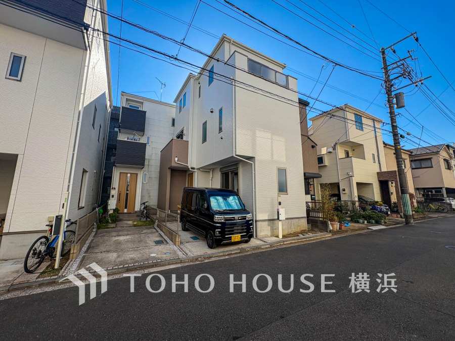 堂々たる趣ながら、主張し過ぎずどこか余裕を感じさせるシャープなフォルムで佇む邸宅は、晴天の空と照らし合わせる事で、本来あるべき完成形の姿を見せてくれます。