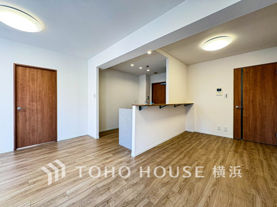 明るく開放的な空間が広がるLDK。室内には豊かな陽光が注ぎ込み、爽やかな住空間を演出。
