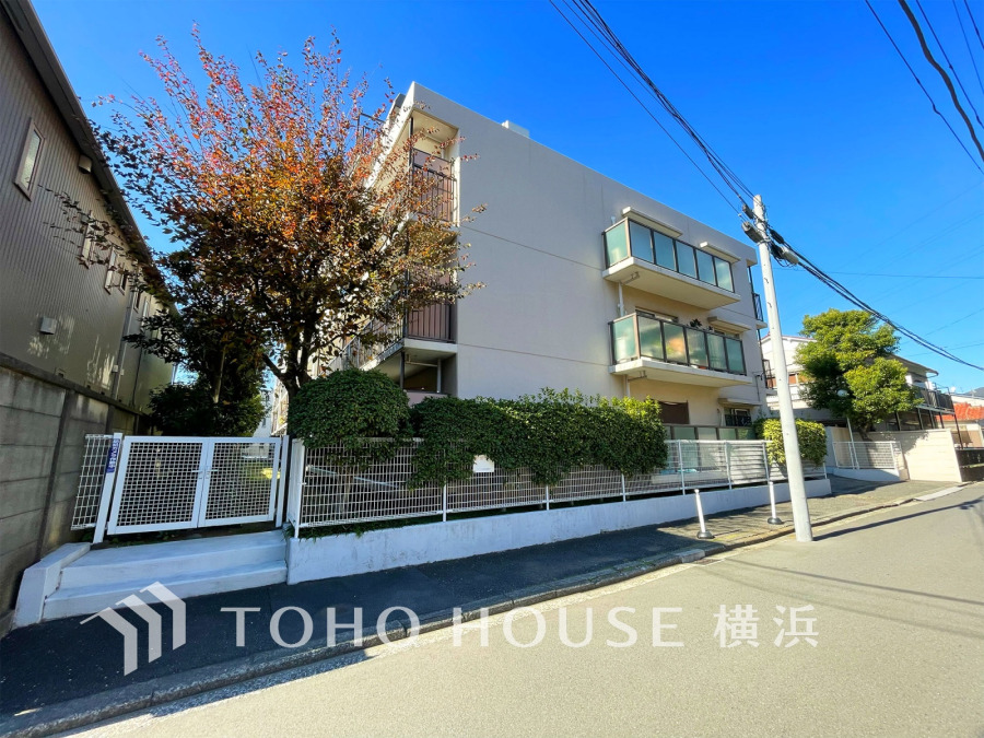 ふりそそぐ陽射しと開放的な空間形成。青空を背景に更なる美しさを醸す佇まい。暖かな陽光と爽やかな風がハーモニーを奏でる上質な空間を愉しむ暮らしがここにある。