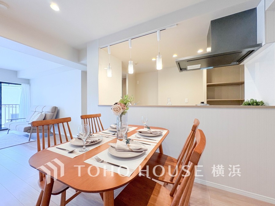 光と風が溢れる開放的なリビングダイニングには自然と家族みんなが集まってきます。明るく穏やかな空気の中で飲んだり、食べたり、笑ったり。