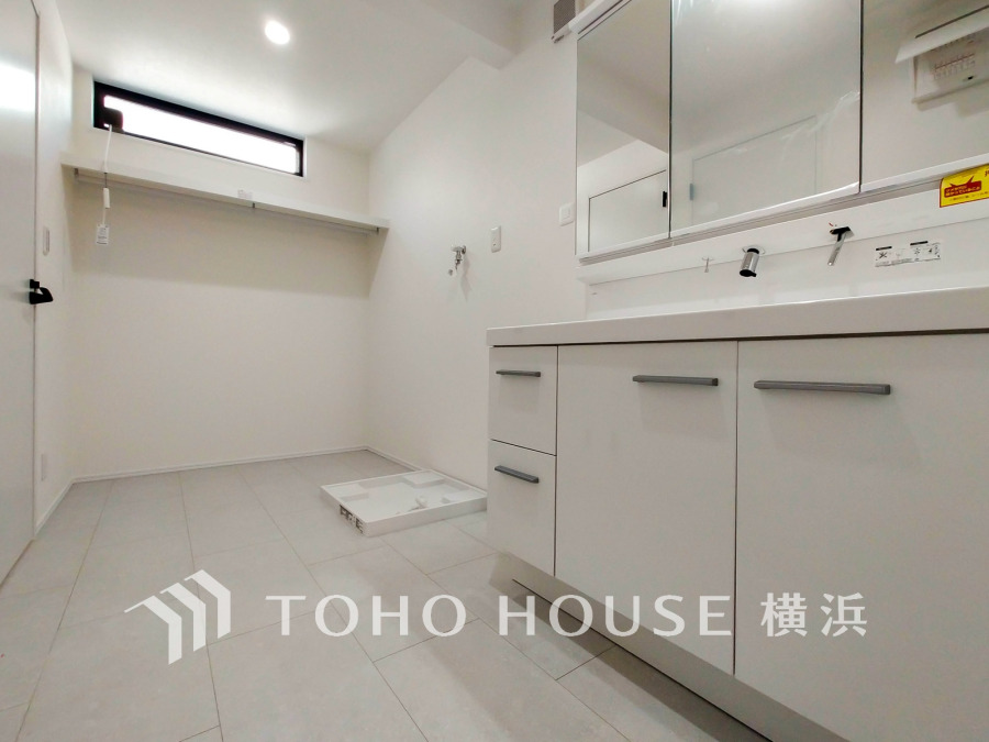 使いやすい機能が備えられた清潔感溢れる洗面空間。収納も充実しています。
