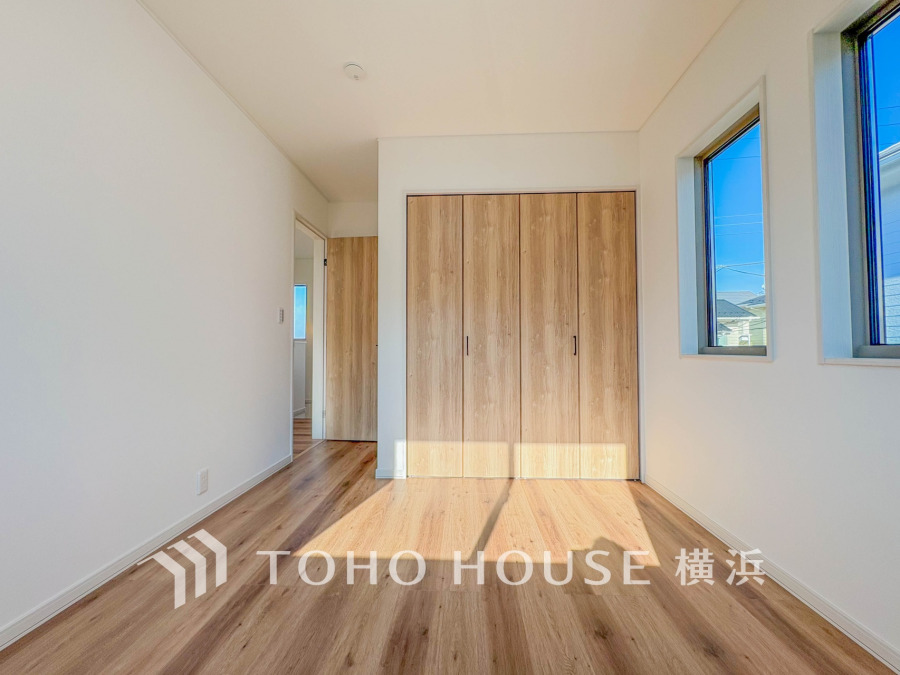 木目調の収納扉と床が温かみを演出し、快適な居住空間を実現しています。