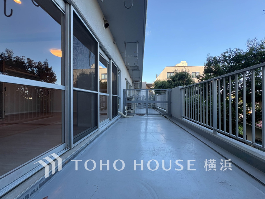 暮らしの中で光と風を演出してくれるテラス。見事なまでの開放的な空間を演出しながら、プライベート性も確保された空間は我が家の自慢です。