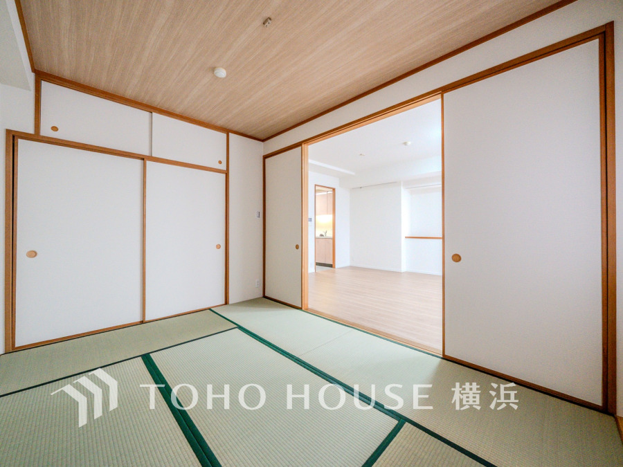 リビングに隣接したスタイリッシュな和室。上質感とあたたかみを感じられる空間。寛ぎの時間を楽しんだり、お子さまの遊び場や赤ちゃんのお世話スペース、客間として多目的にご使用頂けます。