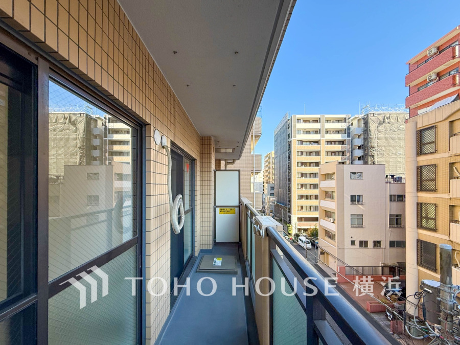 開放感いっぱいの眺望と共に光と風を享受するバルコニー。緑豊かな景観を眺めることができます。