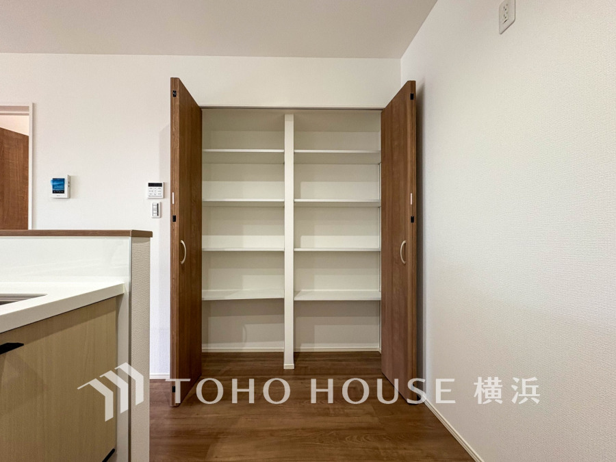 長期保存できる缶詰や調味料などの食品類の他、かさばるペーパーやラップ類をまとめて収納しておけます。キッチンまわりの掃除用具などを置くのにも便利ですね。