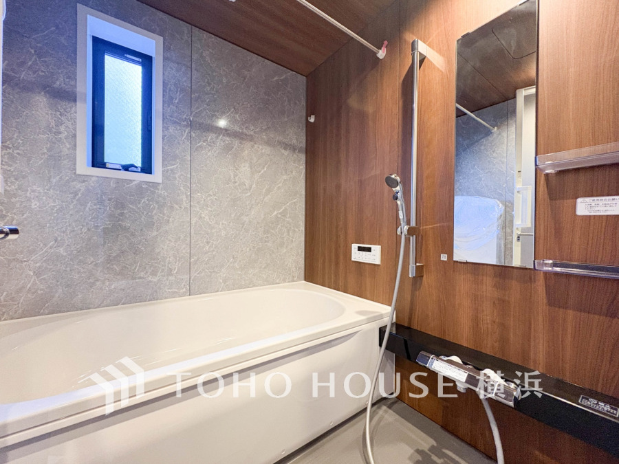 掃除のしやすさ・収納の便利さなど、おふろを使う人、お手入れする人、みんなにとっての「しあわせ性能」を追求したバスルームを採用いたしました。