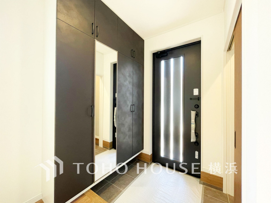 収納豊富な玄関スペース。落ち着いた色を基調としたゆとりある空間です。
