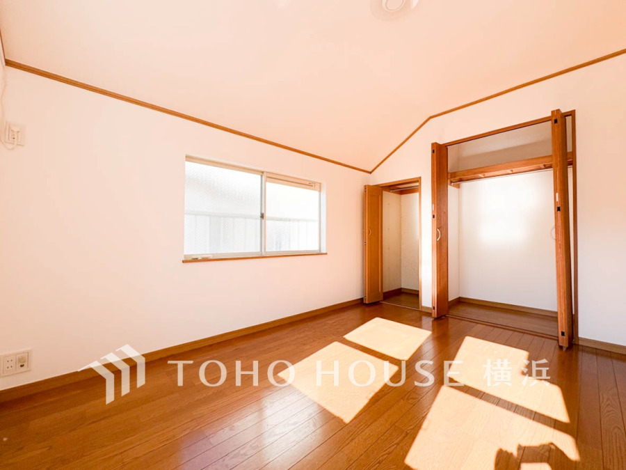 大きな窓からは快適な光を取り入れ、通気性能を上げる事で居心地の良い空間を演出します。多くの時間を過ごす住まいだからこそ、いつも快適な場所であるように心掛けています。