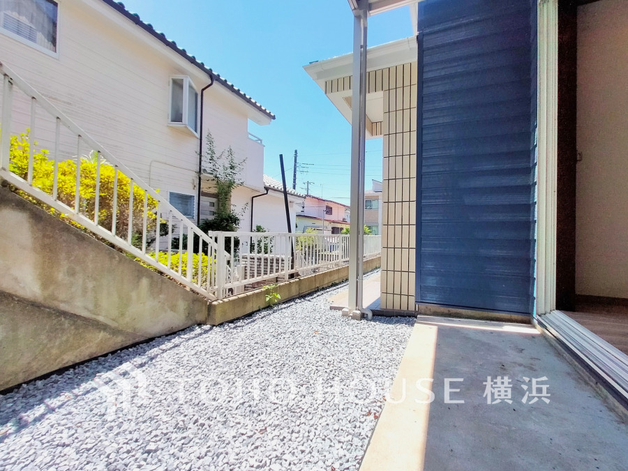 綺麗にデザインされたお庭スペース。ガーデニングで色とりどりの草花で飾り、日々の生活の中に癒しをプラスするのもいいですね。広さもあるのでお子様が遊んだり、ペットと戯れたりと楽しい時間に。