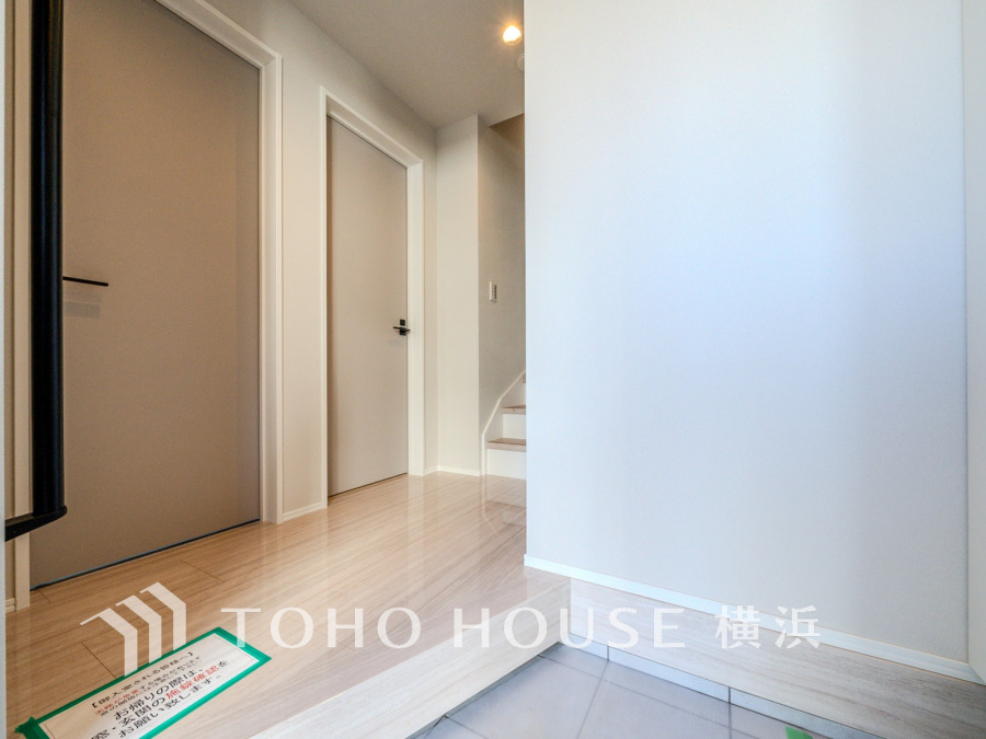 上質感漂う玄関と廊下。居住者の帰り、訪れる方を優しく迎える・安らぎに満ちた生活空間を予感させる。健やかな暮らしを楽しめることでしょう。