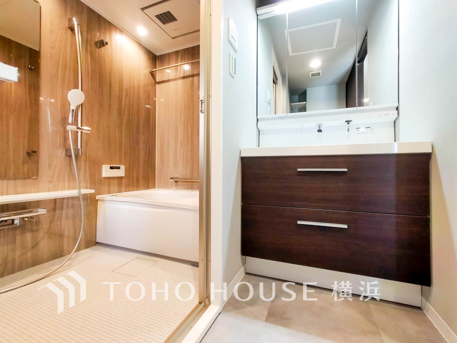 落ち着いた色使いのパウダールームはドレッシーな雰囲気で、上質を感じられる空間。朝晩のケアをする大切な場所だからこそ、ゆったりした落ち着きと清潔感を持たせました。