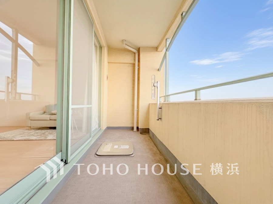 気持ちのいい空が見渡せる広いバルコニー。爽やかな風を感じて、心躍る素敵な暮らしがはじまります。