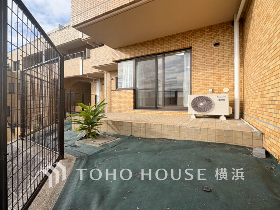 専用庭付きの1階住戸。テラスでくつろげる空間と、ガーデニングなども楽しめる陽当たり良好な明るい室内が魅力です。