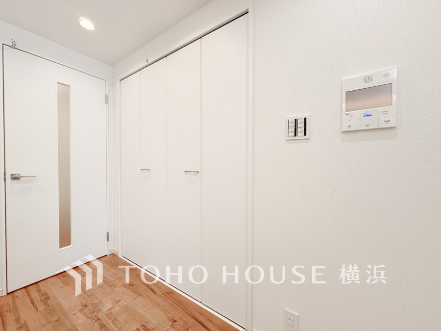 リビングには大容量の収納を完備。各所に多彩な収納スペースを設置した使い勝手の良い設計です。