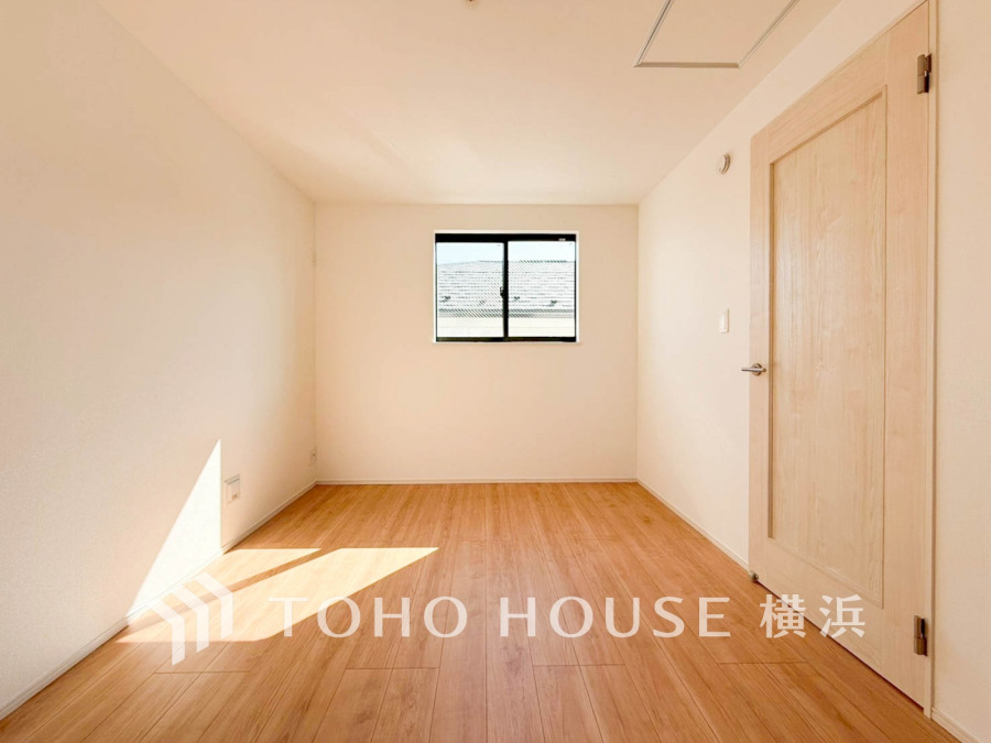 穏やかな風と陽光を導き、プライバシーに配慮された設計プランを採用し、居住性を一段と心地よいものにしています。明るく開放的な空間を演出しております。