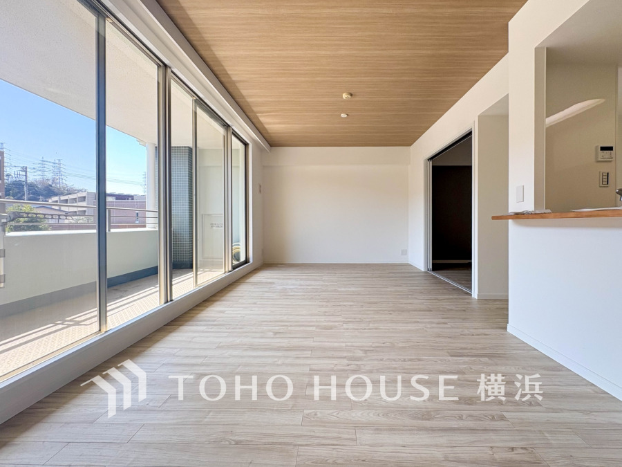 家族みんなが爽やかに健やかに過ごせるように、溢れる光をたっぷり取り込んだリビングダイニング。集いの場、憩いの場としての快適性を求めたやすらぎの空間です。