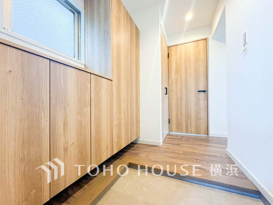 お客様をお迎えする玄関は落ち着いた雰囲気。帰り着くたびに洗練されたテイストの空間に迎えられ誇りと喜びを感じる玄関まわりです。