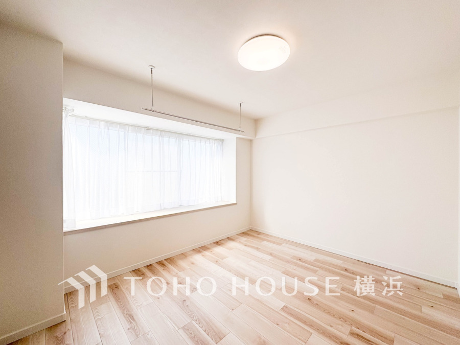 自然光がたっぷり差し込む明るい洋室。シンプルで清潔感あふれる空間は多様なインテリアに対応可能です。