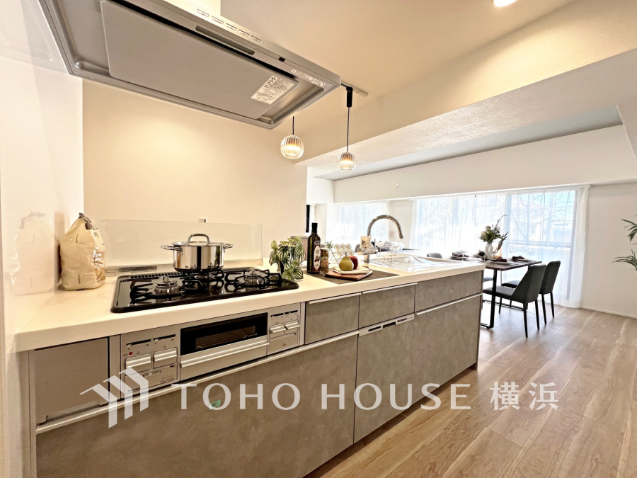 機能性とデザイン性を兼ね備えたシステムキッチン。リビングとの一体感も考慮され、美しい空間が実現。
