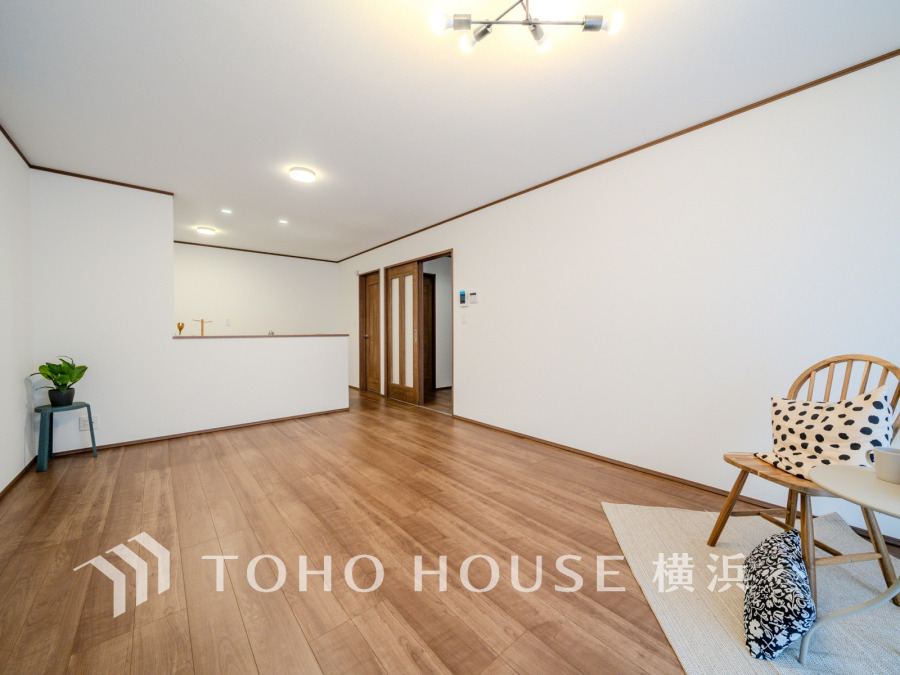 ここにはみんなが集い、食事と楽しい会話が始まる。話に夢中になりすぎて、ついつい時を忘れてしまう。そんな束の間の幸せを感じさせてくれる場所。