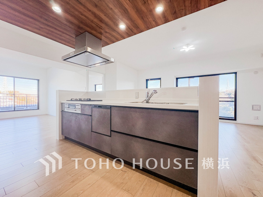 一体となった空間で家族や友人と過ごす時間を楽しみながらお料理できるアイランドキッチン。家族とのコミュニケーションを大切にしながら、効率よく作業できます。