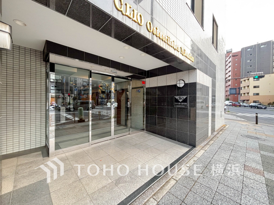 上品で清潔感があるエントランスは住人やゲストを迎え入れ、そして送り出す場にふさわしい上質な空間です。プライベート感が高まるシックな装いのエントランス。