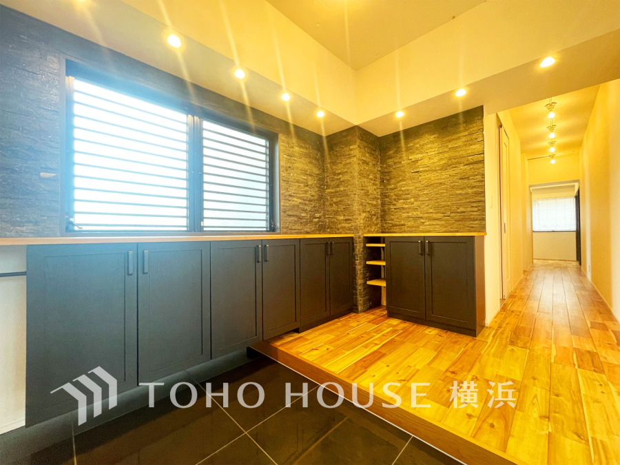 上質感漂う玄関と廊下。居住者の帰り、訪れる方を優しく迎える・安らぎに満ちた生活空間を予感させる。健やかな暮らしを楽しめることでしょう。