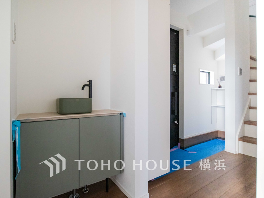 2階パウダースペースの他にも、1階玄関横に手洗いを設置。生活動線が考慮された拘りのスタイル。ご帰宅時の手洗いにもGOOD♪