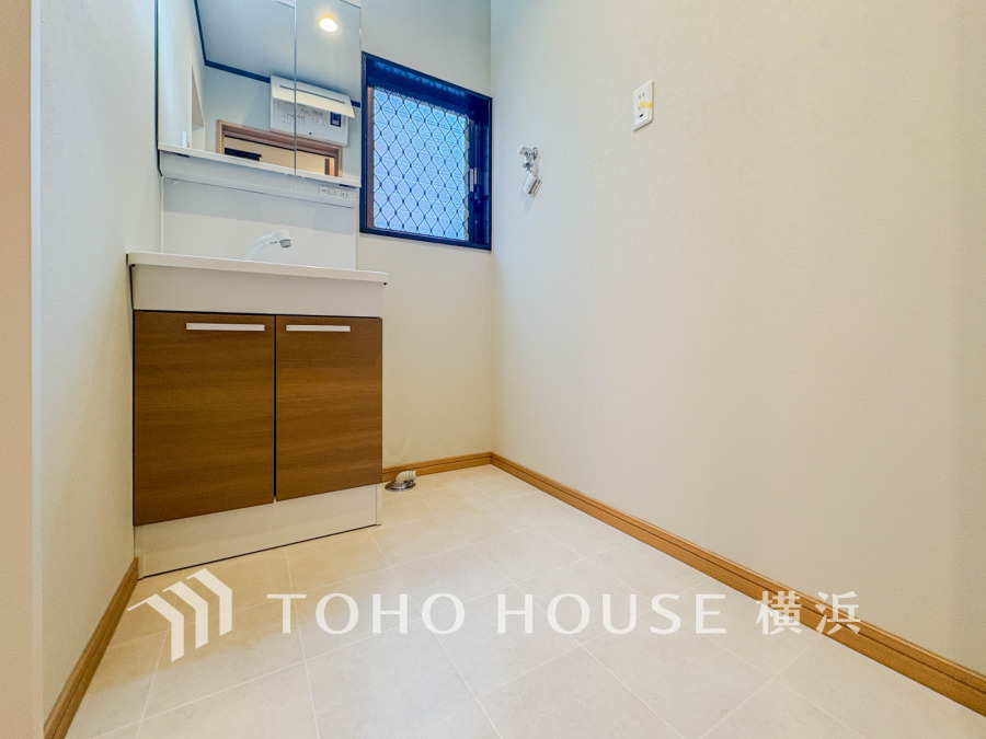 十分な大きさの洗面台は、身だしなみチェックや歯磨きなど、朝の慌ただしい時間でも余裕とゆとりを感じて頂けます。