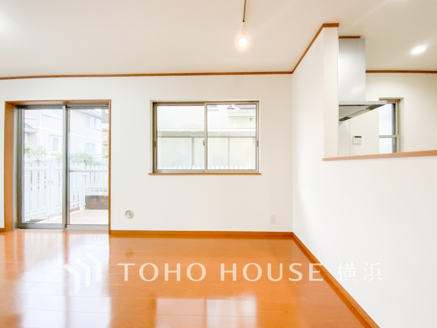 家族と過ごすひと時を溢れる光が優しく包み込むリビングダイニング。家族とともに、心穏やかに過ごすひととき。家族との時間、自分の時間を大切にできる空間がここにあります。